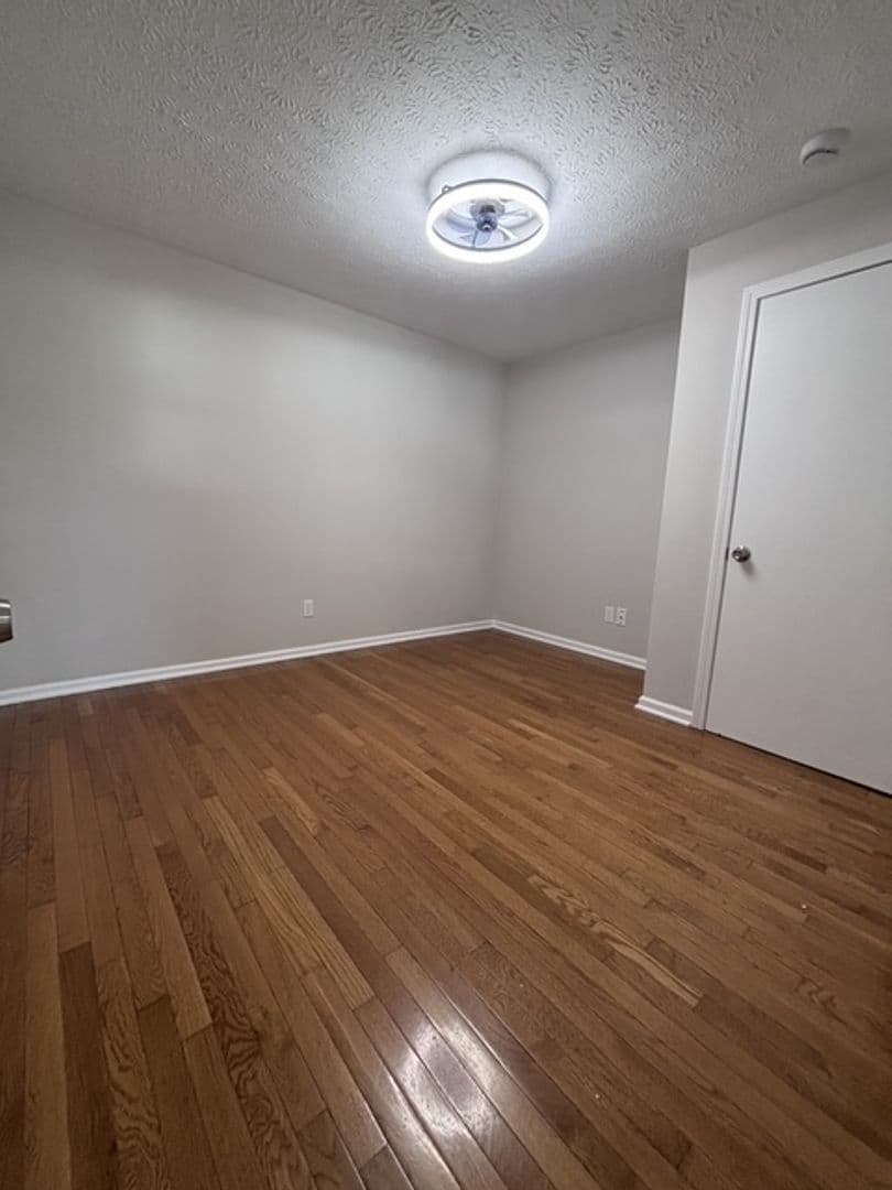 Bowling Green Apartment: 853 E 11th St