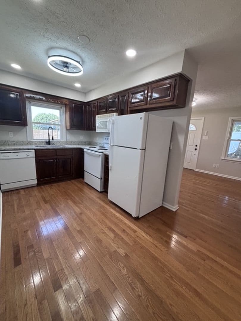 Bowling Green Apartment: 853 E 11th St