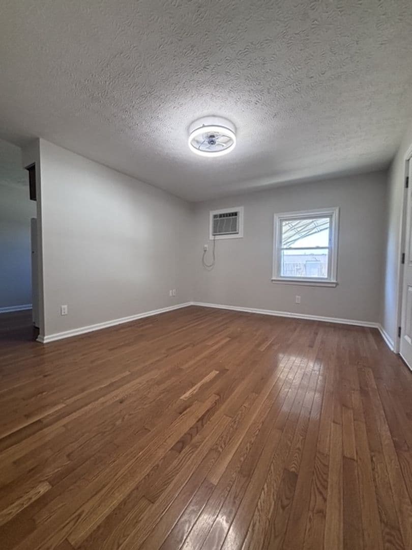 Bowling Green Apartment: 853 E 11th St