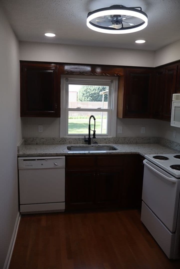 Bowling Green Apartment: 853 E 11th St