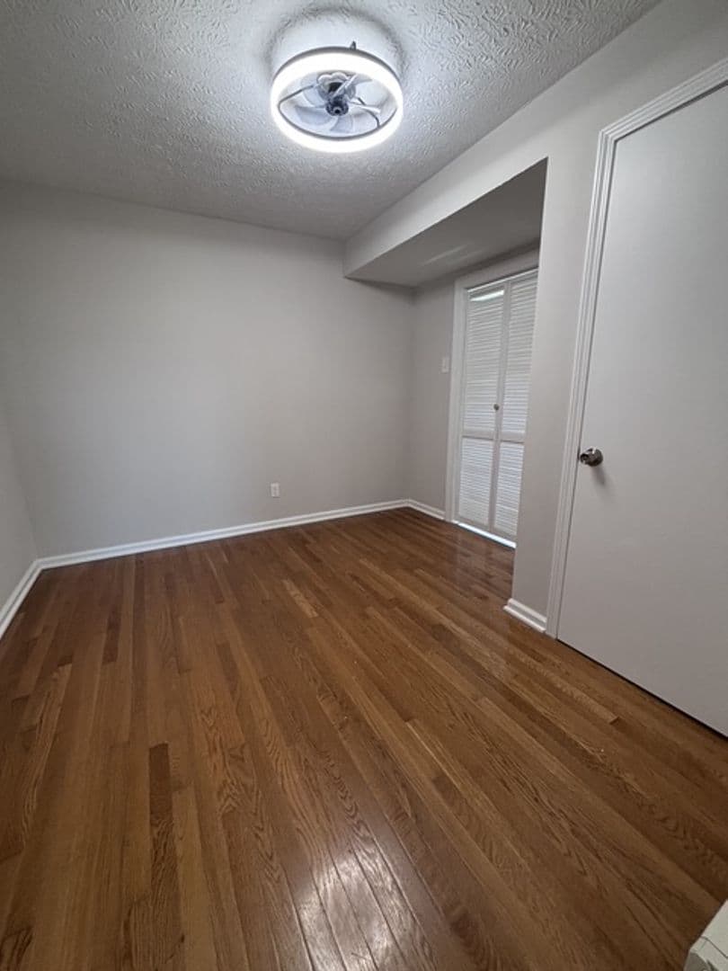 Bowling Green Apartment: 853 E 11th St
