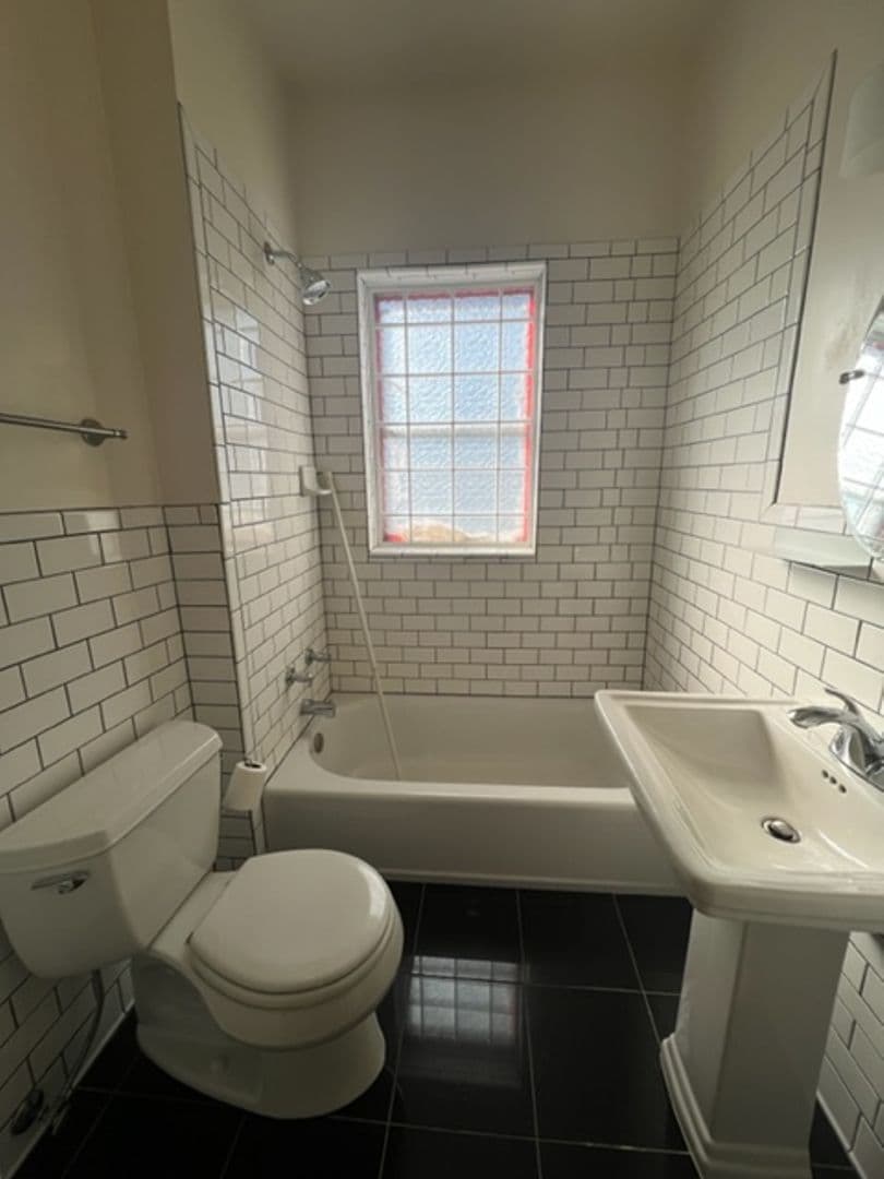 El Reno Apartment: 300 S. Barker