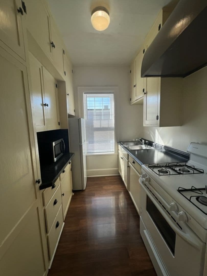 El Reno Apartment: 300 S. Barker