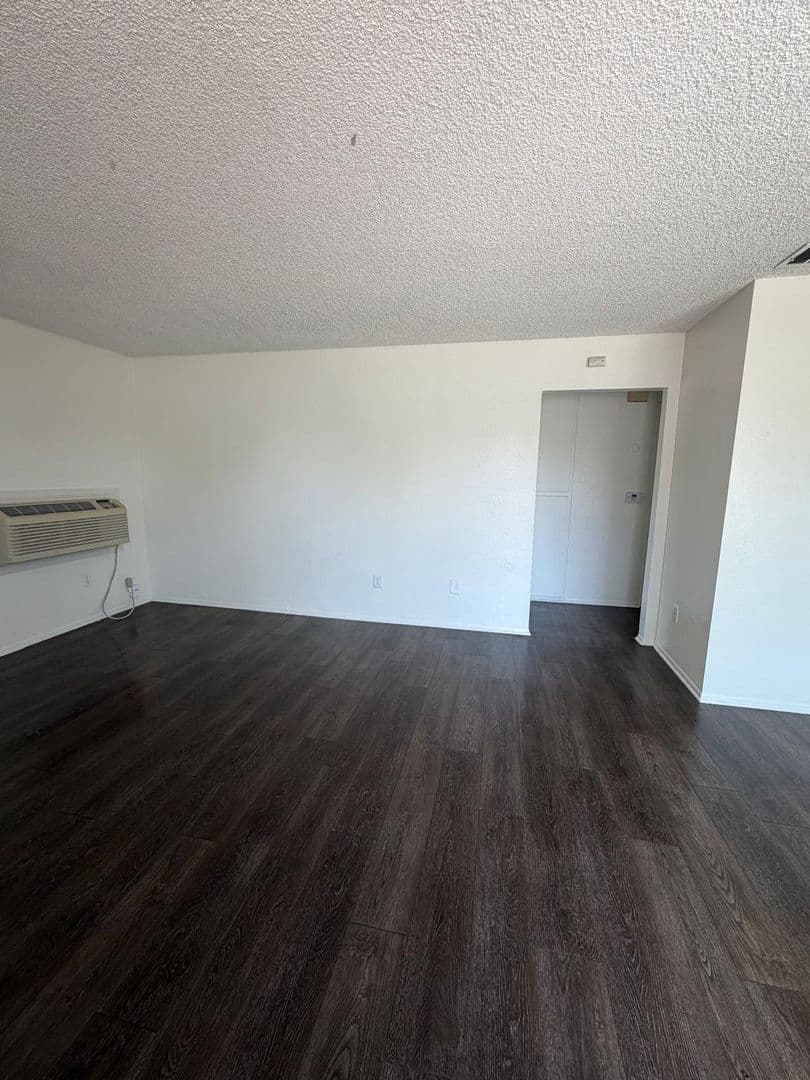 Fontana Apartment: 17015-17016 Ivy Ave