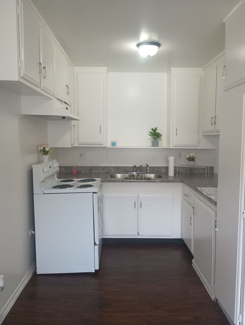 Corona Apartment: 508 S. Victoria Ave.