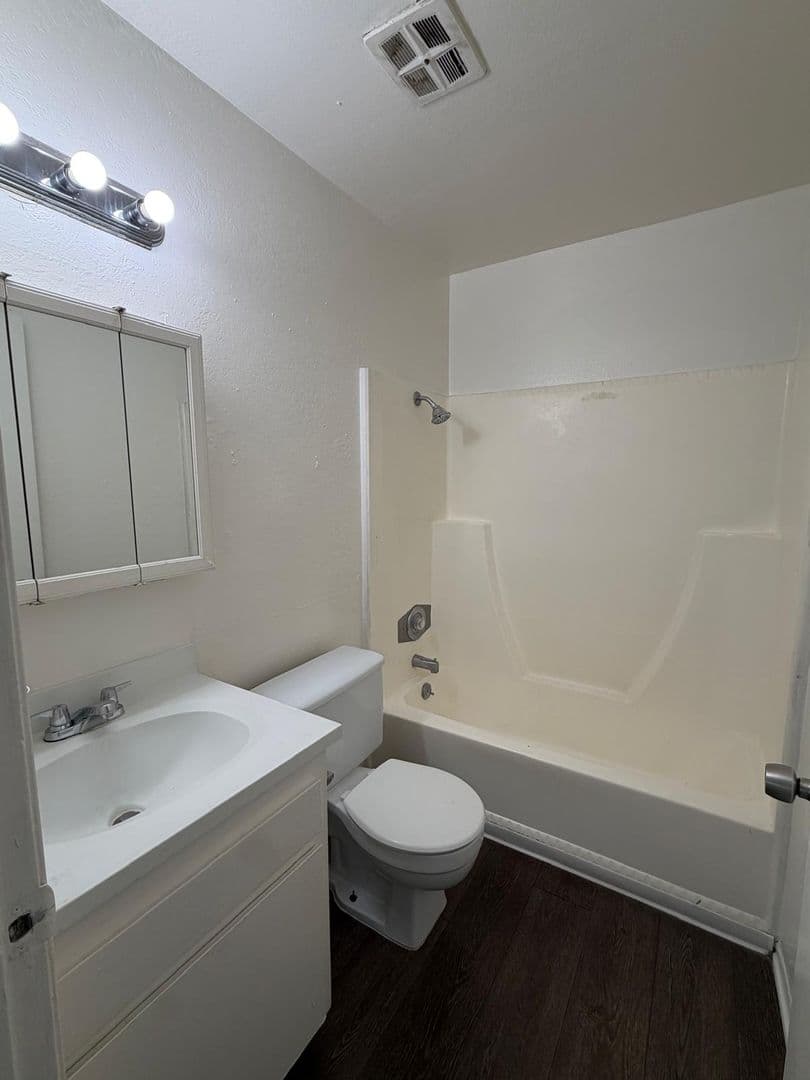 Fontana Apartment: 17015-17016 Ivy Ave