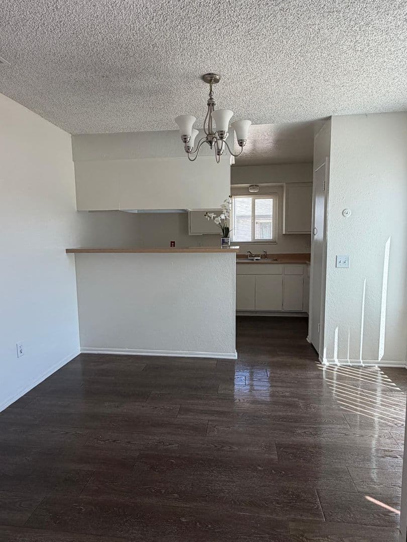 Fontana Apartment: 17015-17016 Ivy Ave