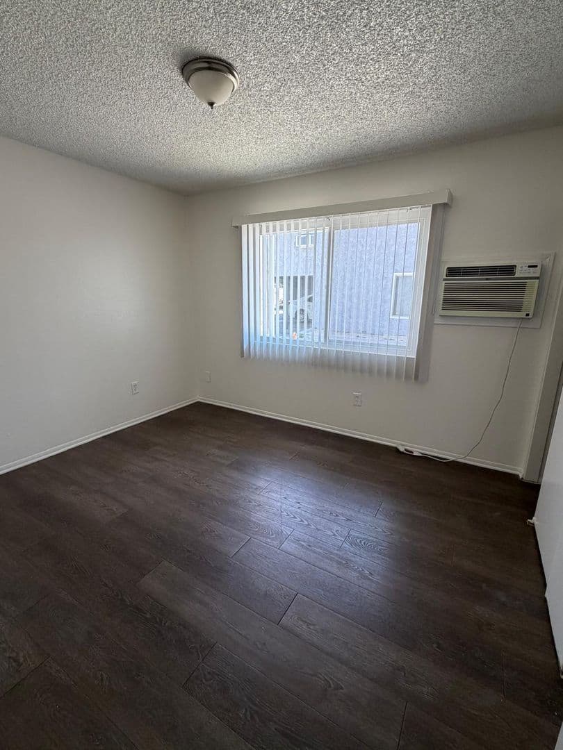 Fontana Apartment: 17015-17016 Ivy Ave
