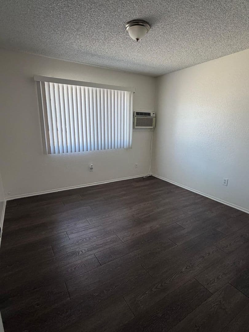 Fontana Apartment: 17015-17016 Ivy Ave