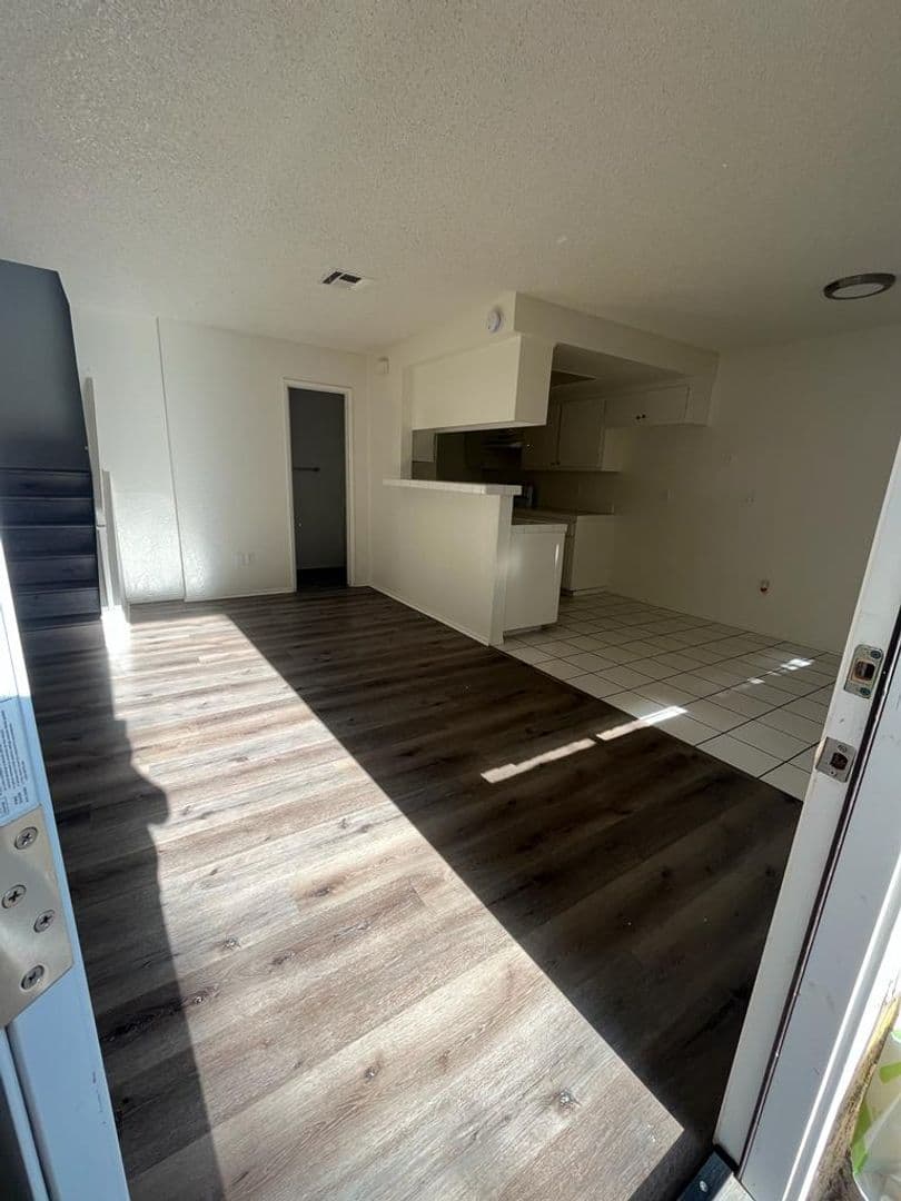 Fontana Apartment: 17015-17016 Ivy Ave