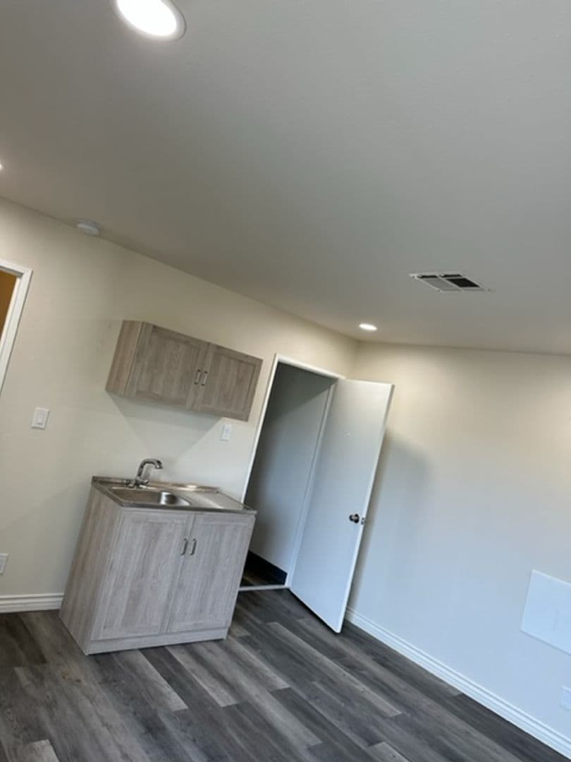 North Hollywood Apartment: 6003 Klump Avenue/11231 Oxnard Street