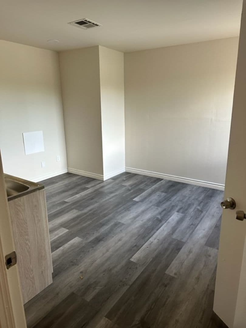 North Hollywood Apartment: 6003 Klump Avenue/11231 Oxnard Street