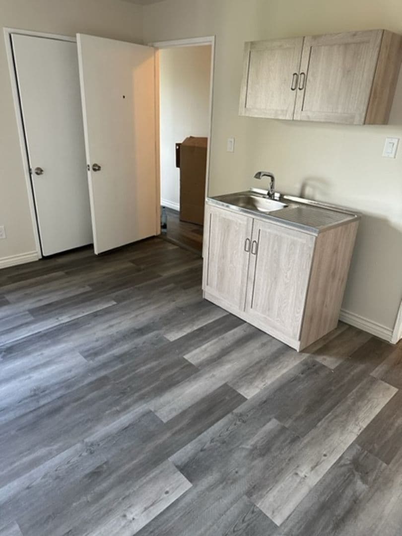 North Hollywood Apartment: 6003 Klump Avenue/11231 Oxnard Street