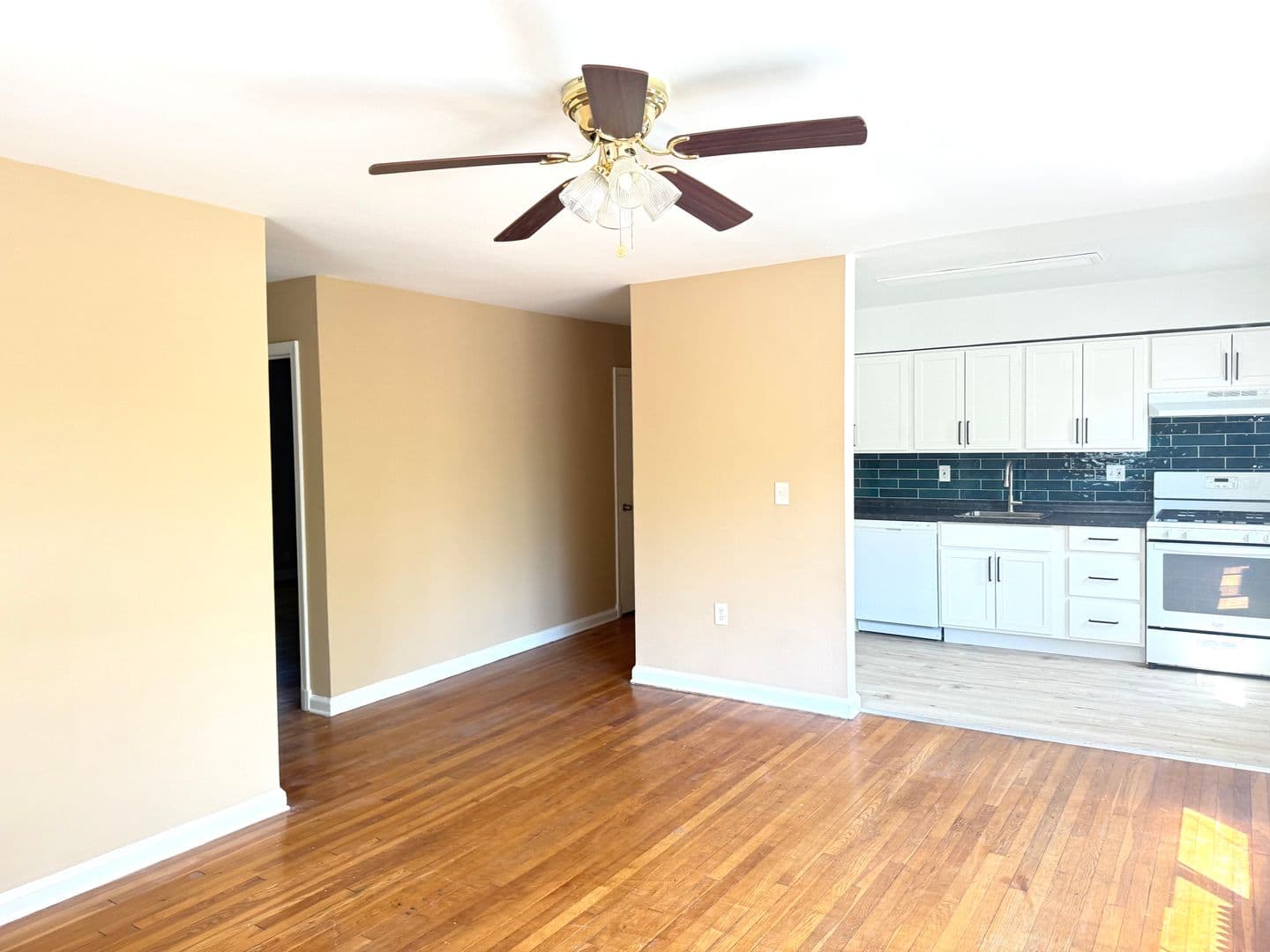 Brentwood Apartment: 4108 40th St.