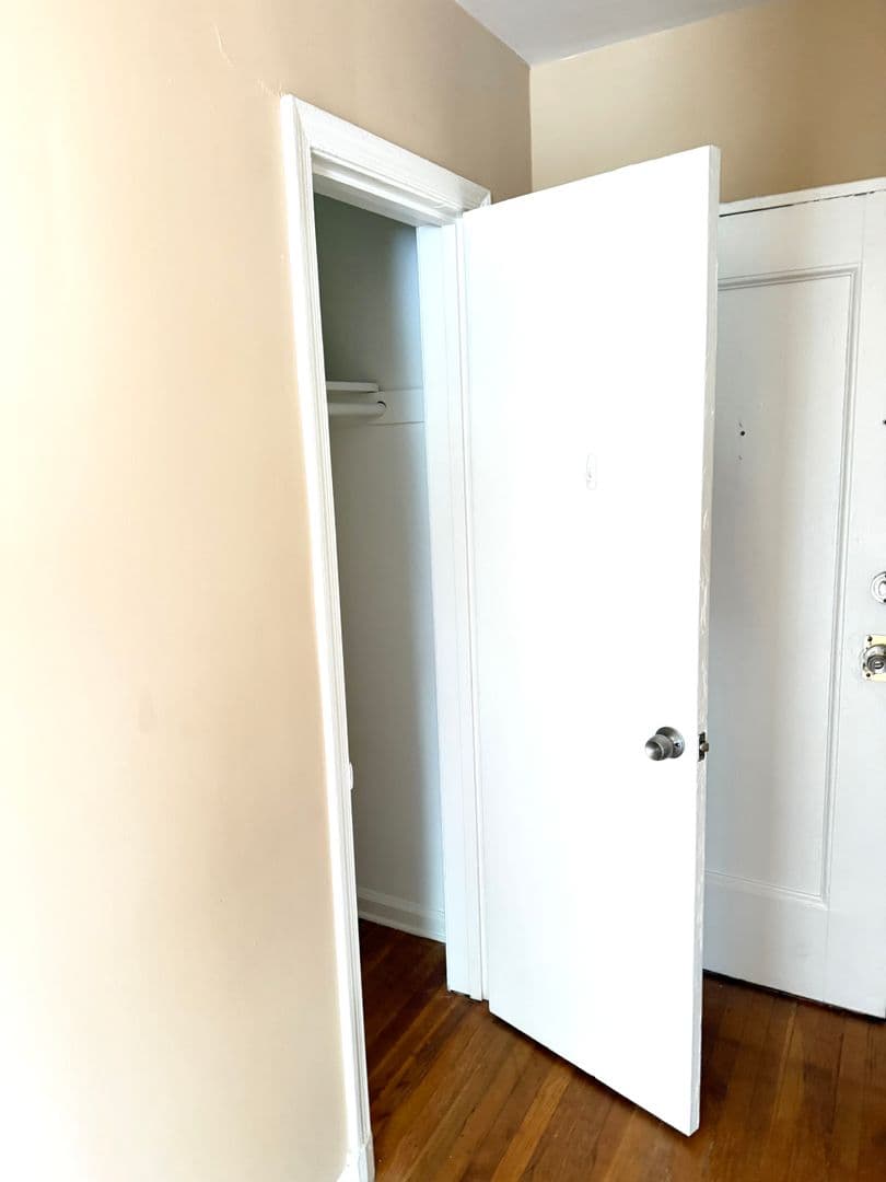 Brentwood Apartment: 4108 40th St.