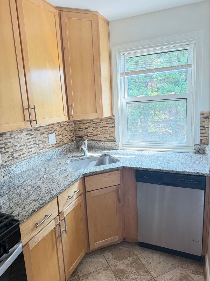 Silver Spring Apartment: 8705 Plymouth St