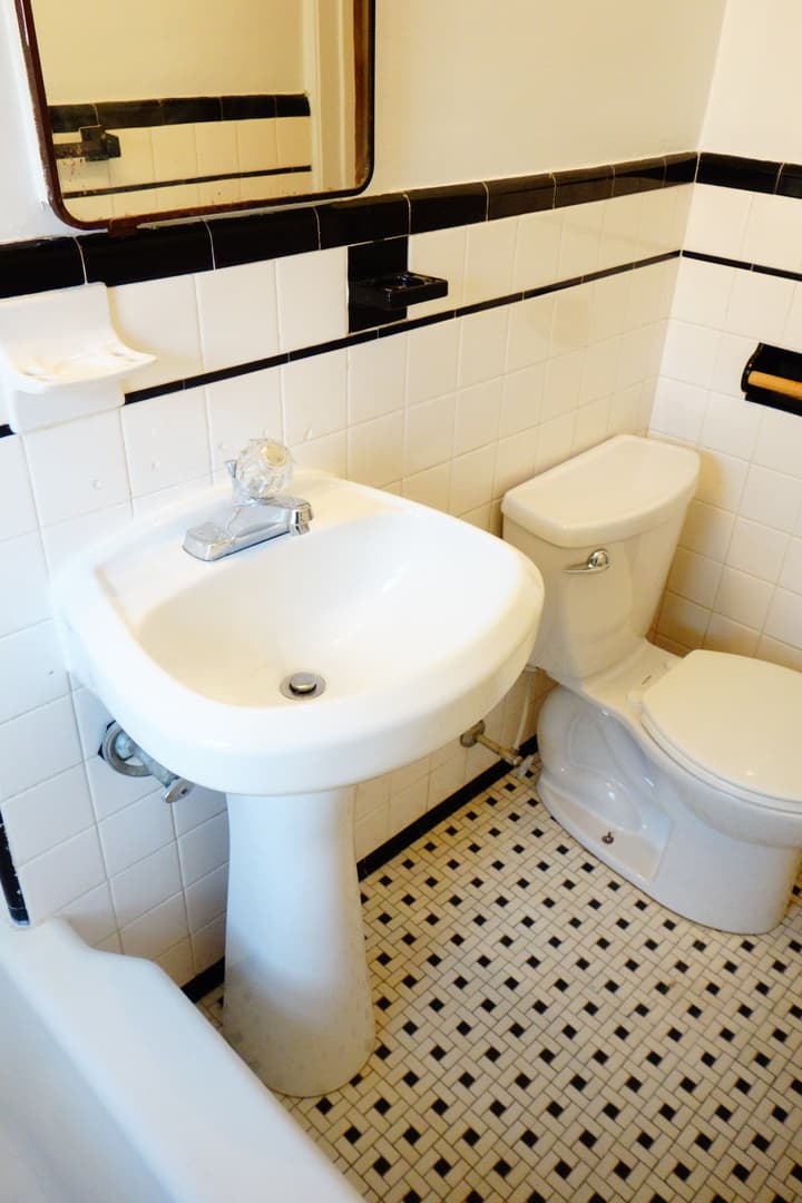 Takoma Park Apartment: 806 Houston Ave