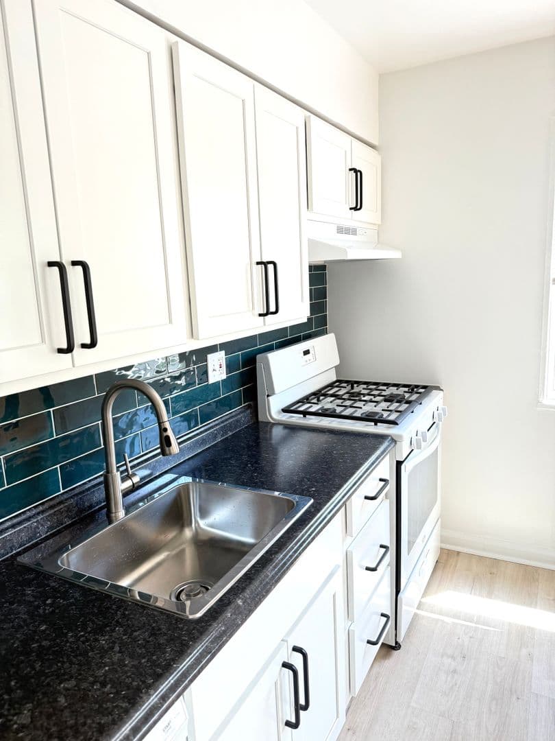 Brentwood Apartment: 4108 40th St.
