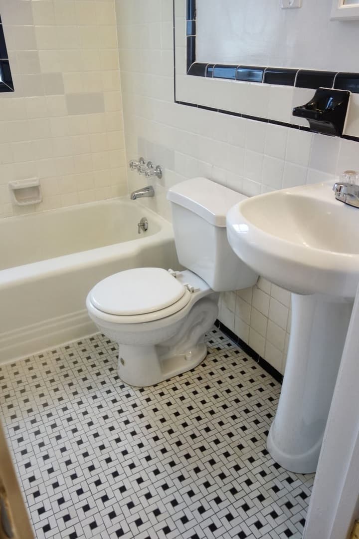 Takoma Park Apartment: 8105 Greenwood Ave