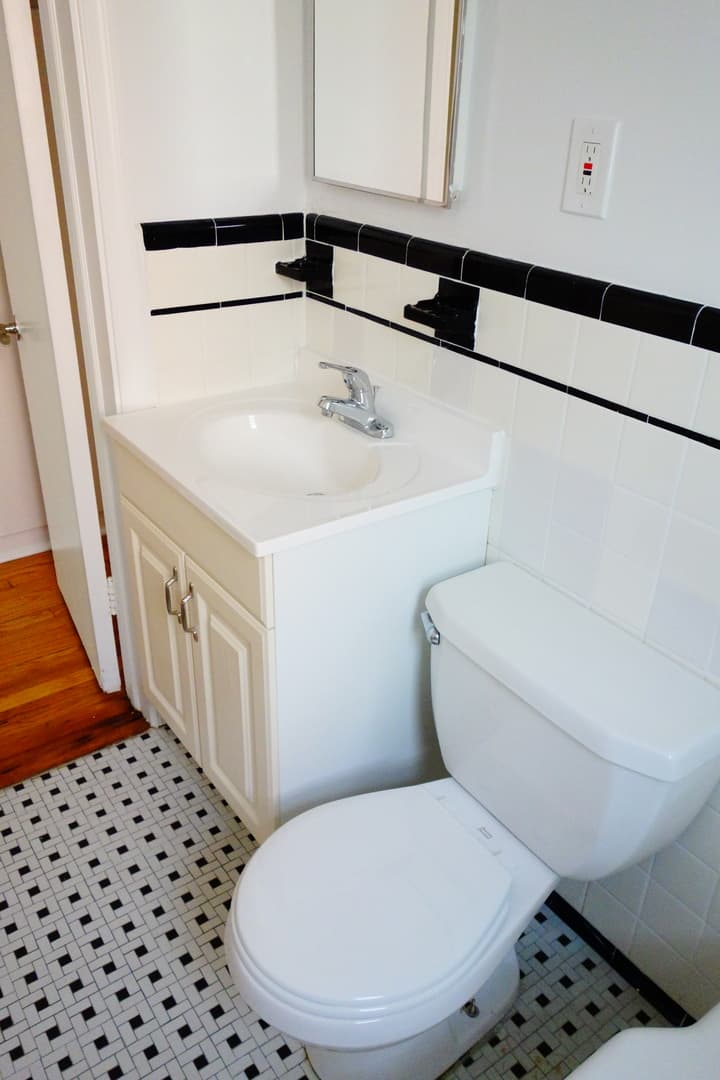 Takoma Park Apartment: 8105 Greenwood Ave