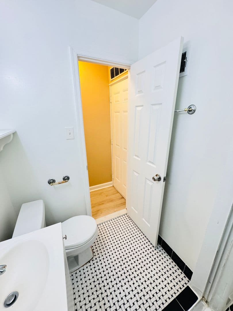 Silver Spring Apartment: 8715 Plymouth St