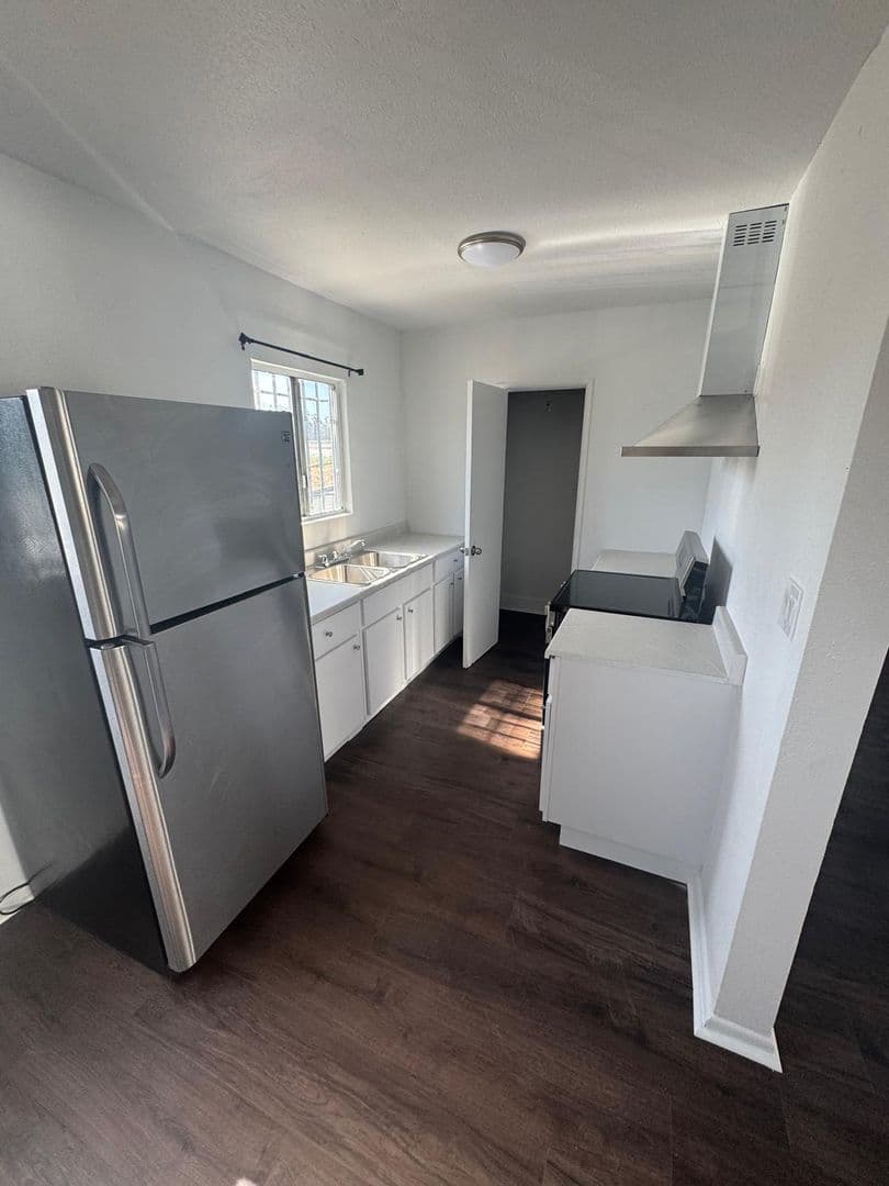 Los Angeles Apartment: 11710 S Budlong Ave