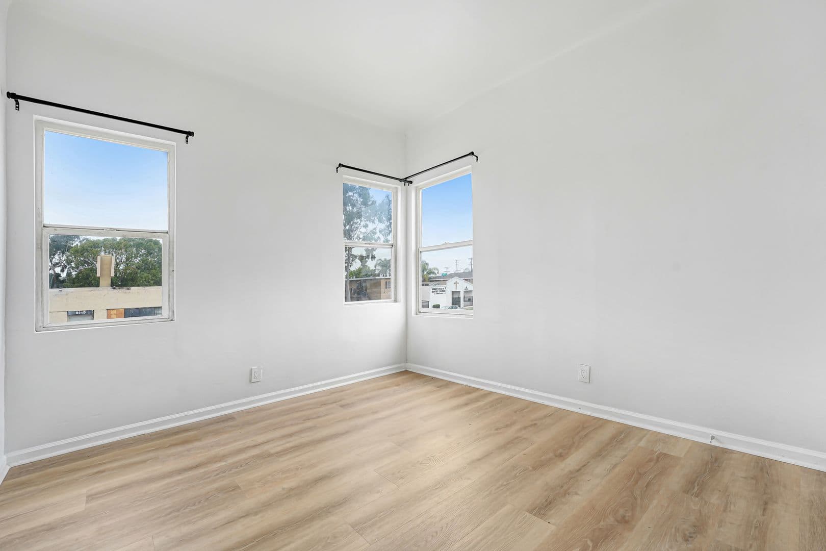 Los Angeles Apartment: 9124 S Broadway