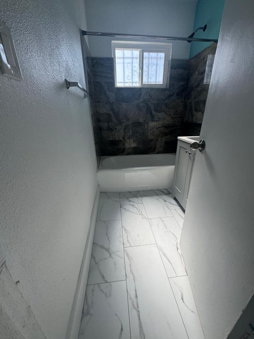 Los Angeles Apartment: 11710 S Budlong Ave