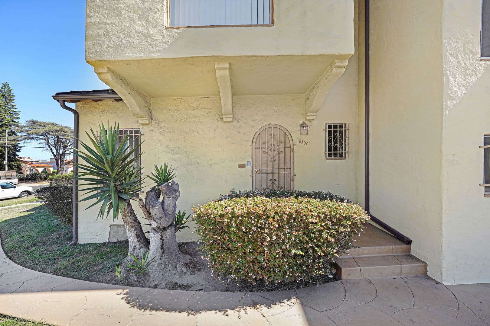 Los Angeles Apartment: 8300 Kansas Ave