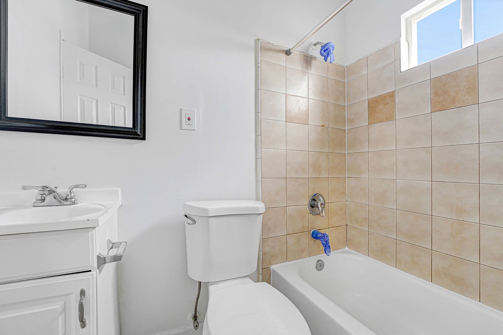Los Angeles Apartment: 9124 S Broadway