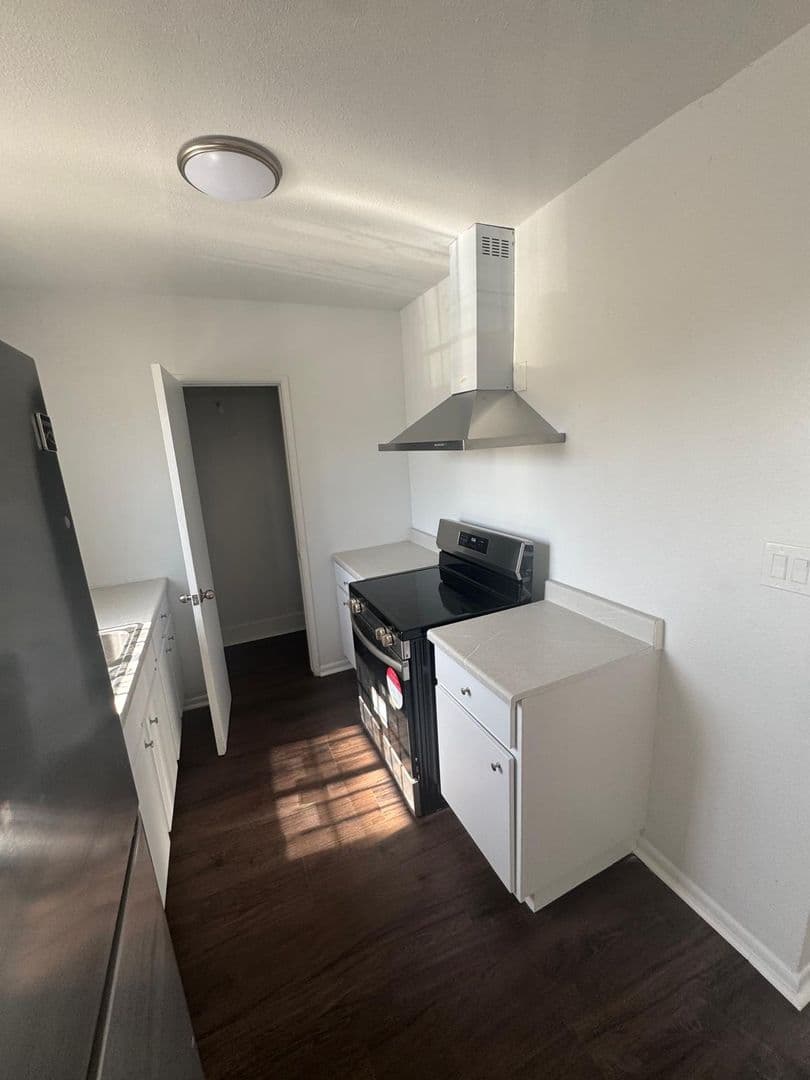 Los Angeles Apartment: 11710 S Budlong Ave