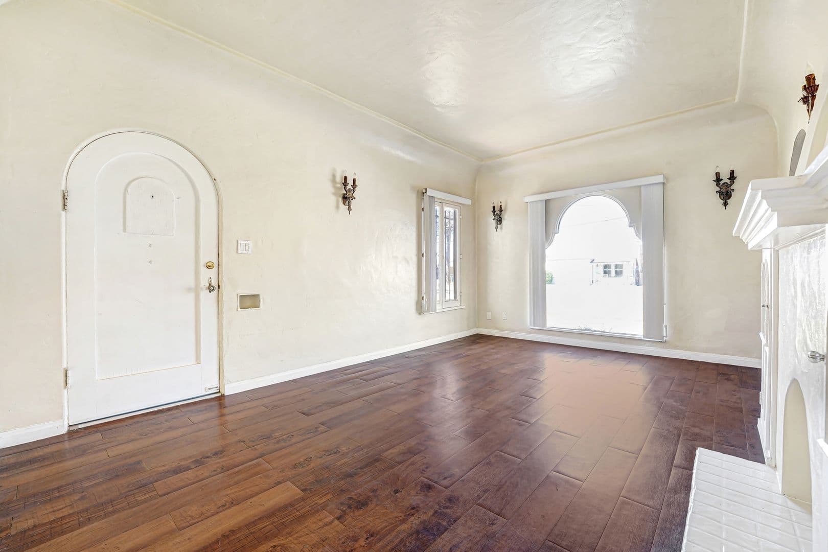 Los Angeles Apartment: 8300 Kansas Ave