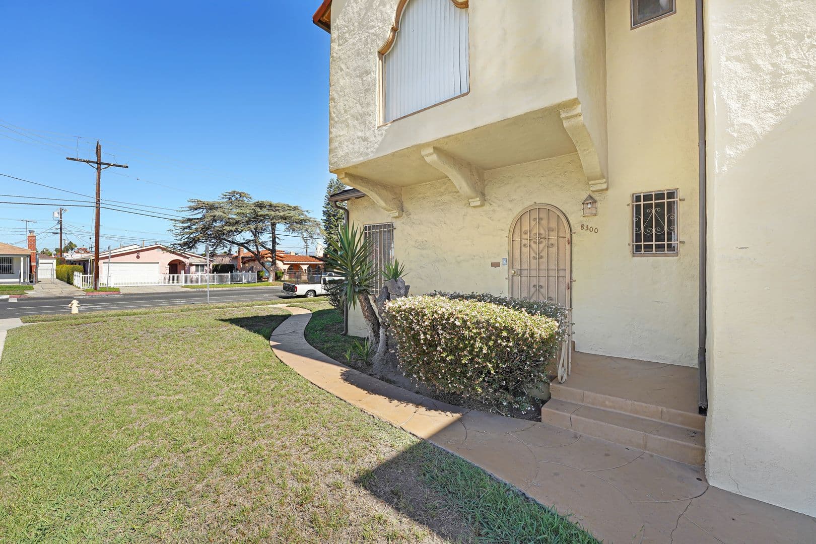 Los Angeles Apartment: 8300 Kansas Ave