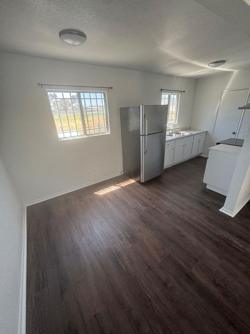 Los Angeles Apartment: 11710 S Budlong Ave