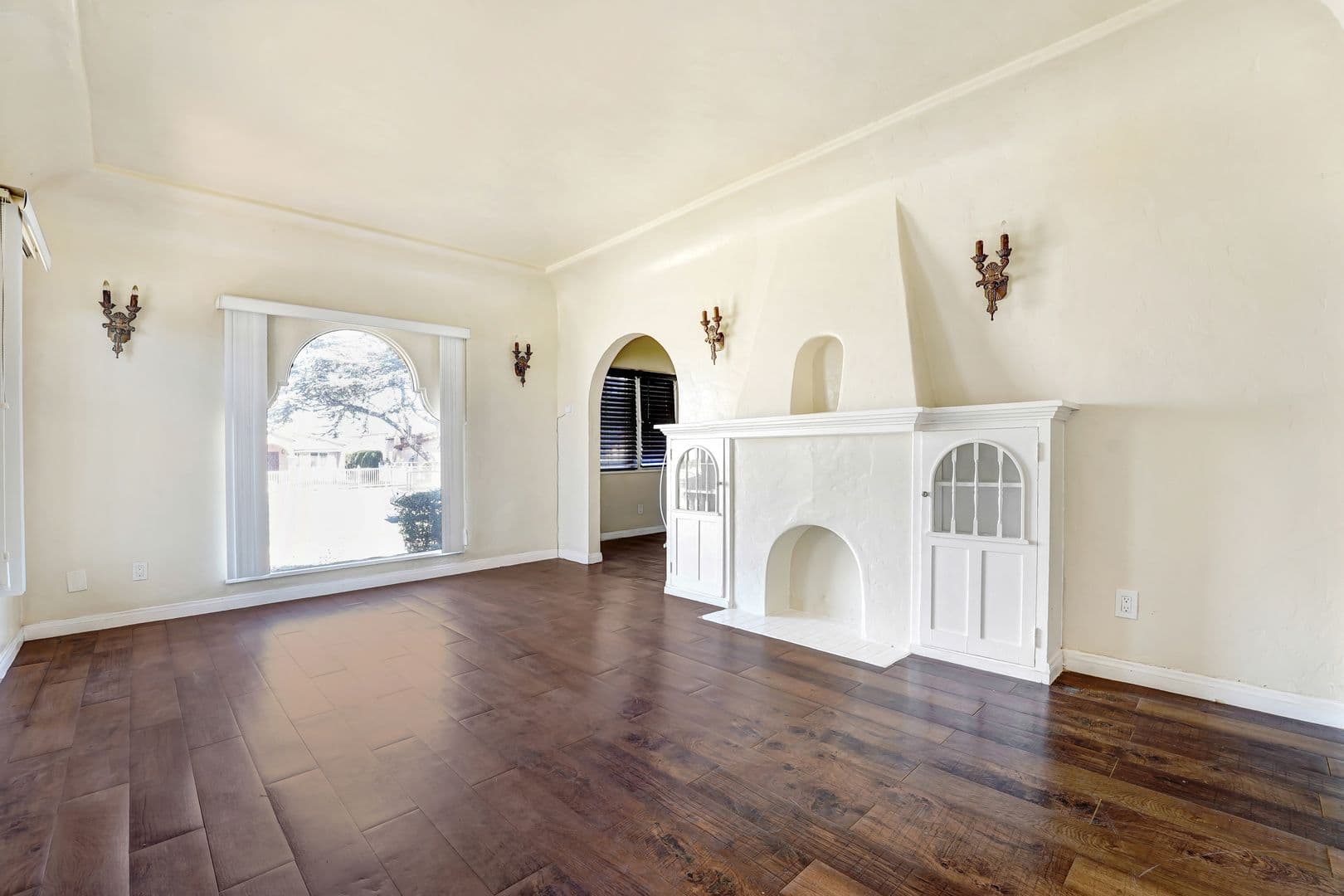 Los Angeles Apartment: 8300 Kansas Ave