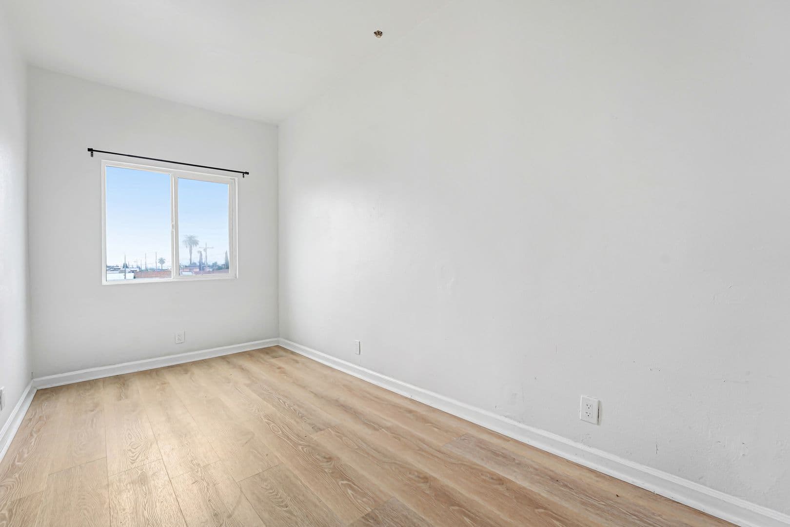 Los Angeles Apartment: 9124 S Broadway