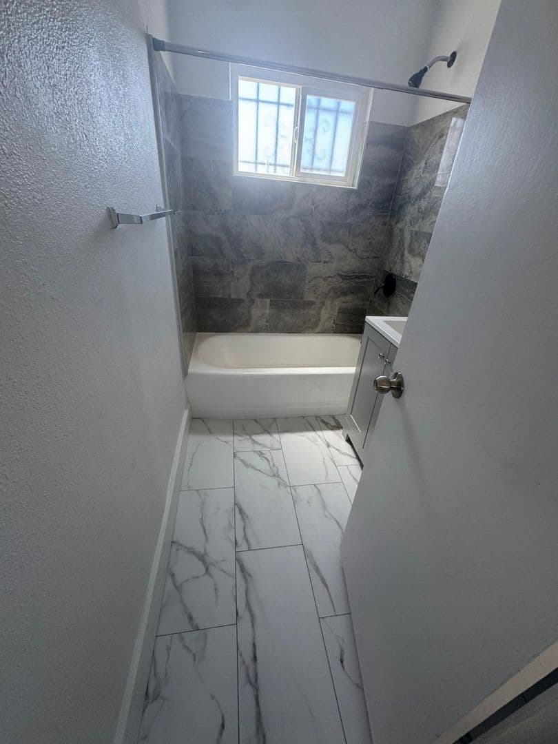 Los Angeles Apartment: 11710 S Budlong Ave