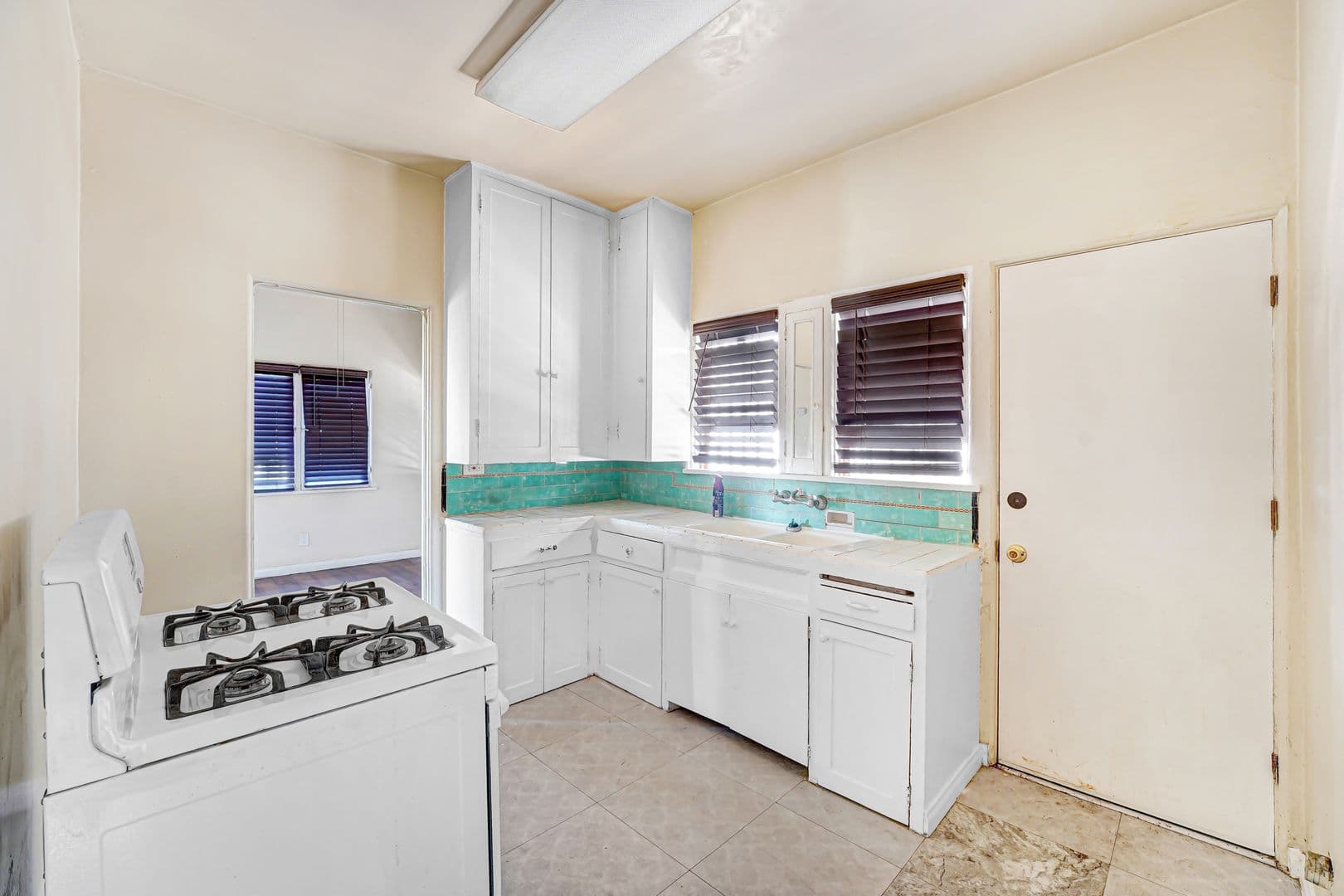 Los Angeles Apartment: 8300 Kansas Ave