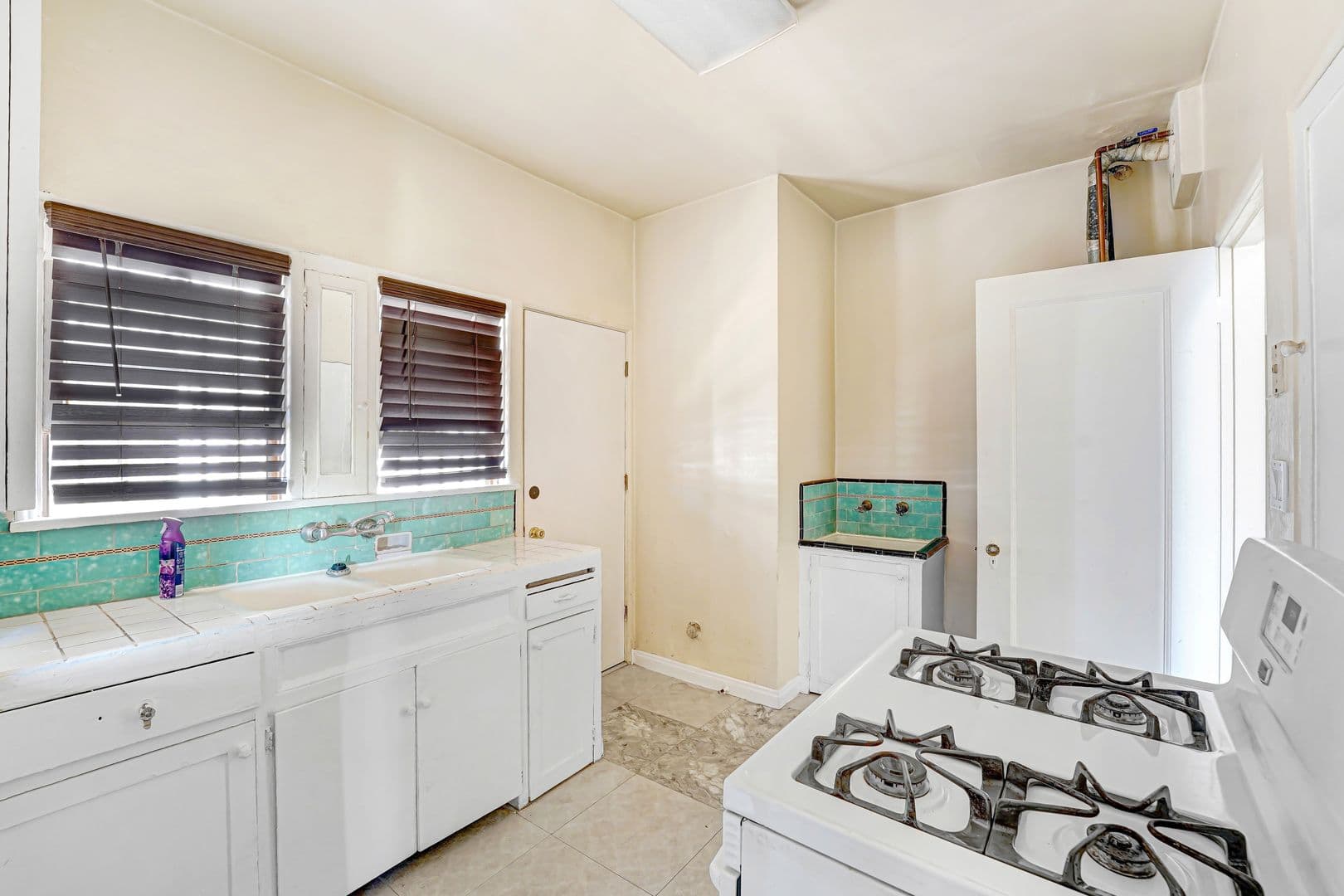 Los Angeles Apartment: 8300 Kansas Ave