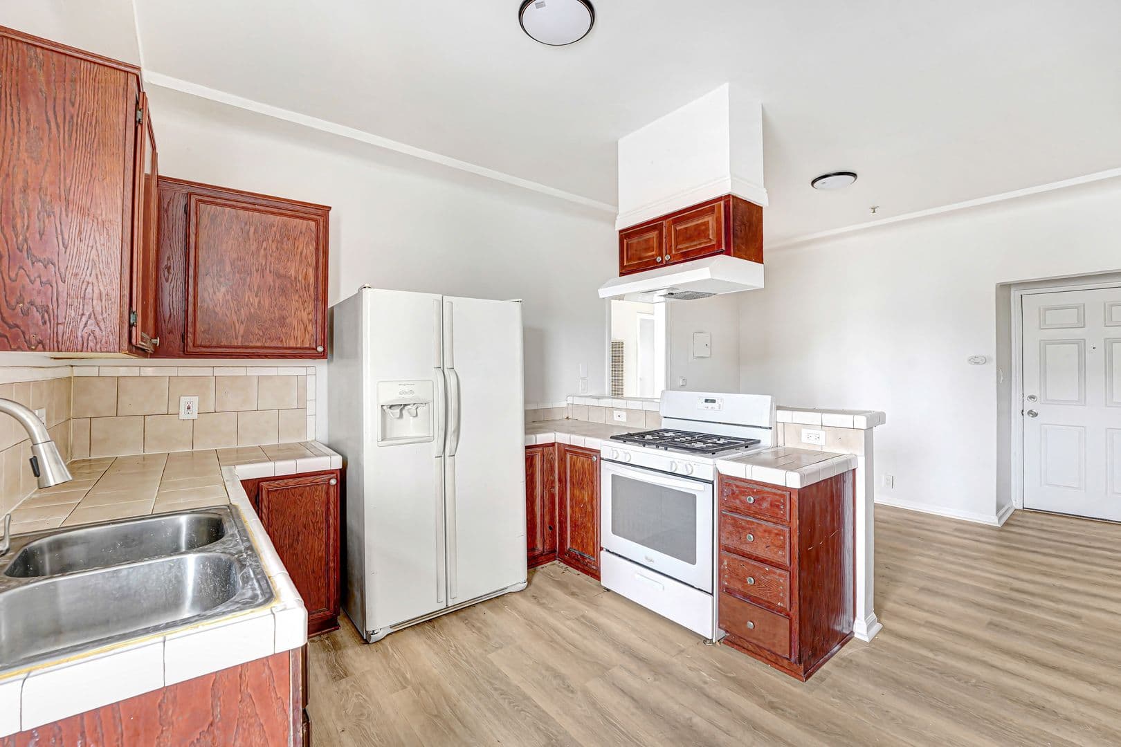 Los Angeles Apartment: 9124 S Broadway