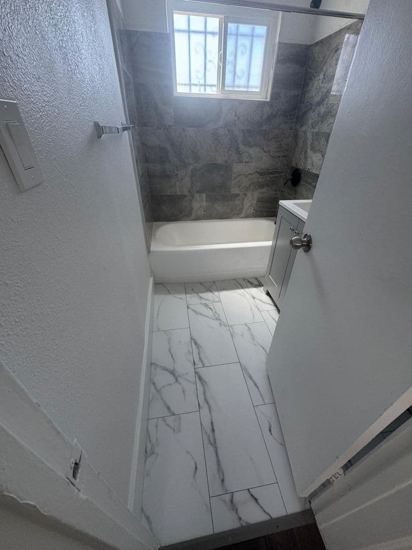 Los Angeles Apartment: 11710 S Budlong Ave