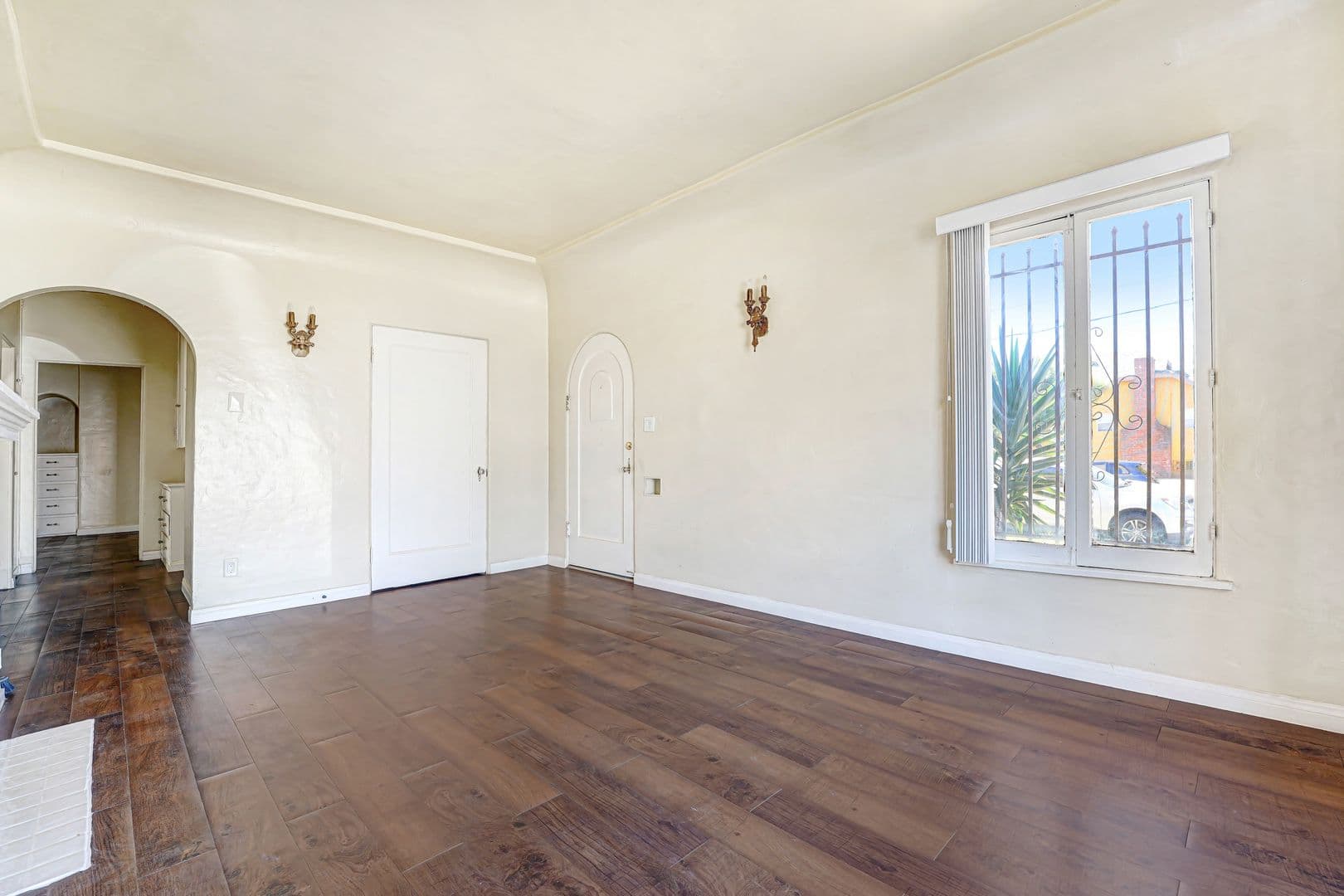 Los Angeles Apartment: 8300 Kansas Ave