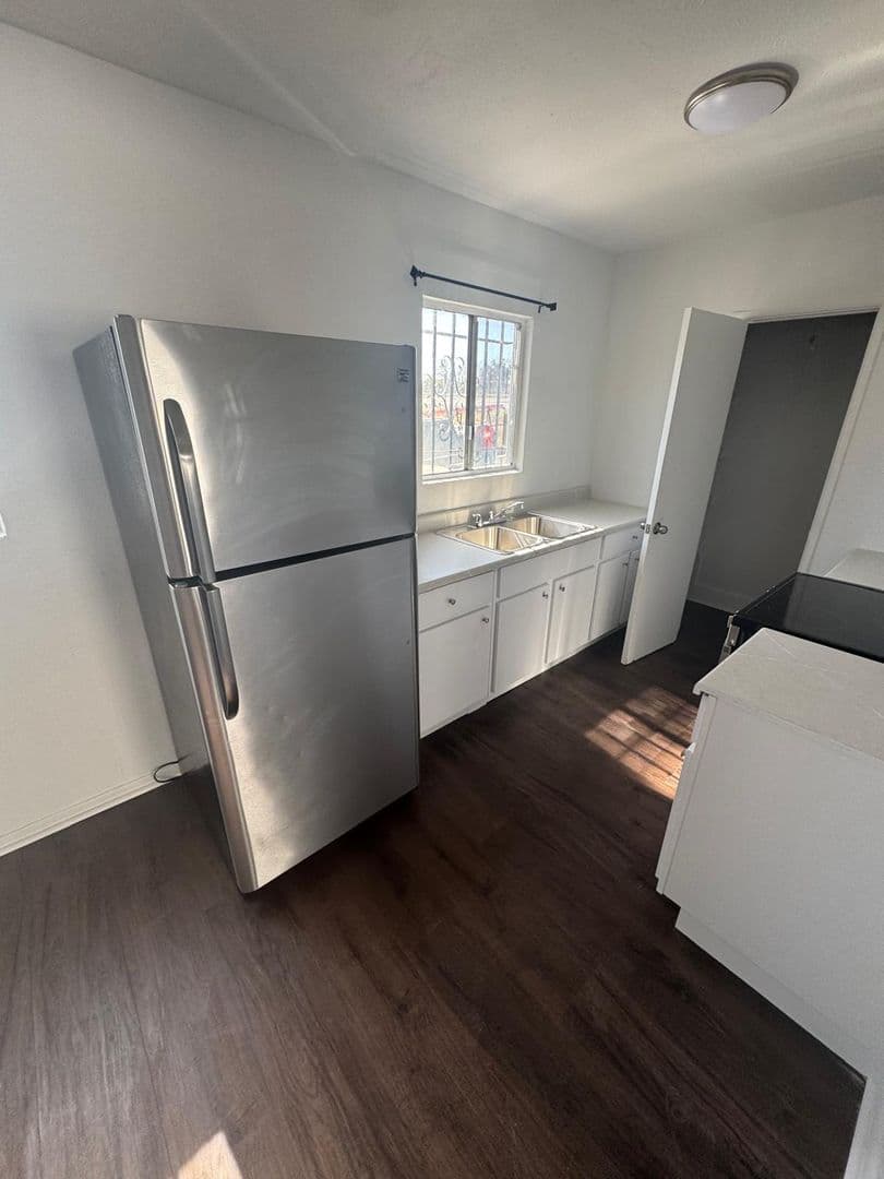 Los Angeles Apartment: 11710 S Budlong Ave