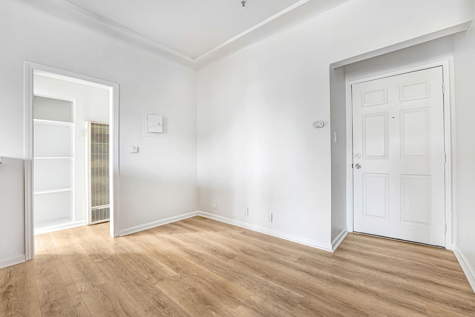 Los Angeles Apartment: 9124 S Broadway