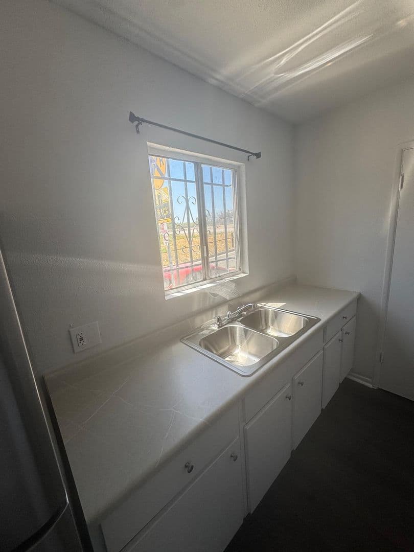 Los Angeles Apartment: 11710 S Budlong Ave