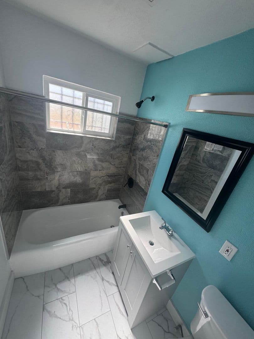 Los Angeles Apartment: 11710 S Budlong Ave