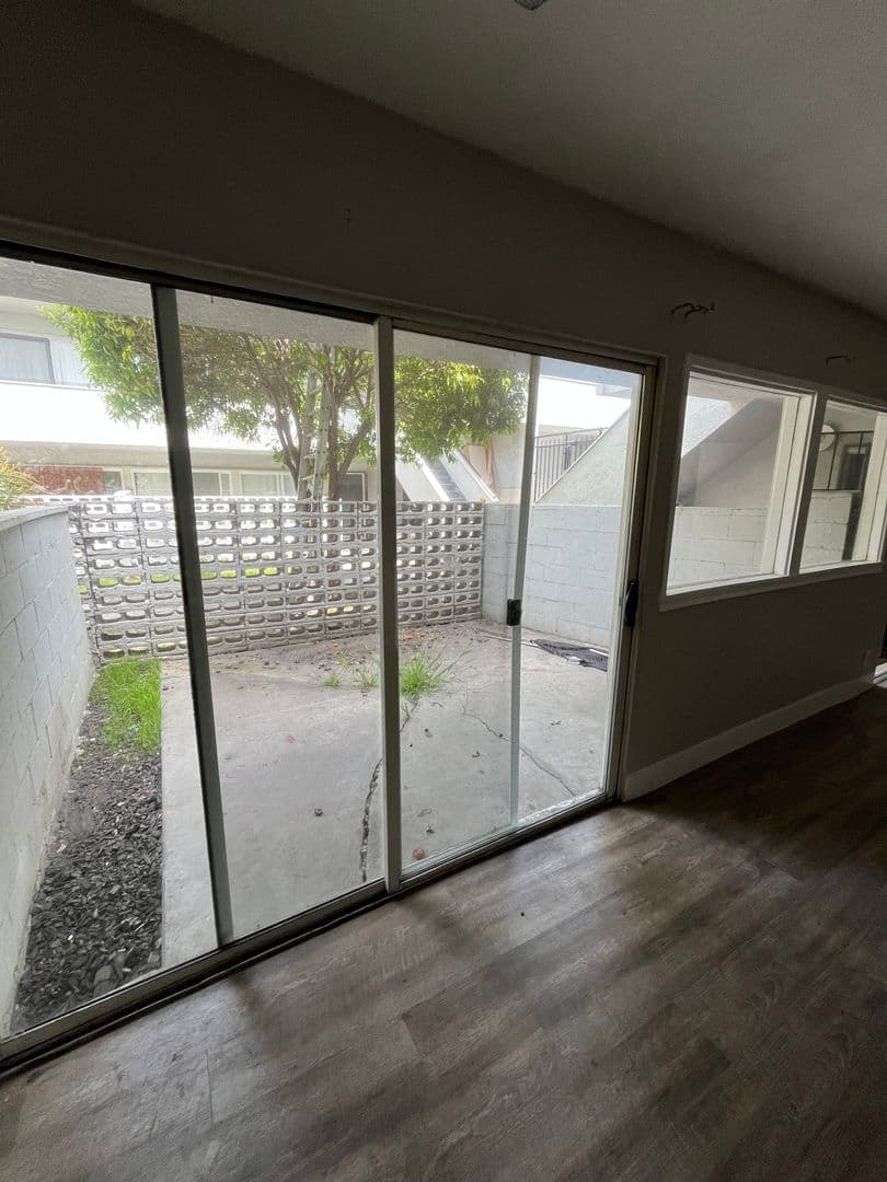 Los Angeles Apartment: 4808-4816 August Street