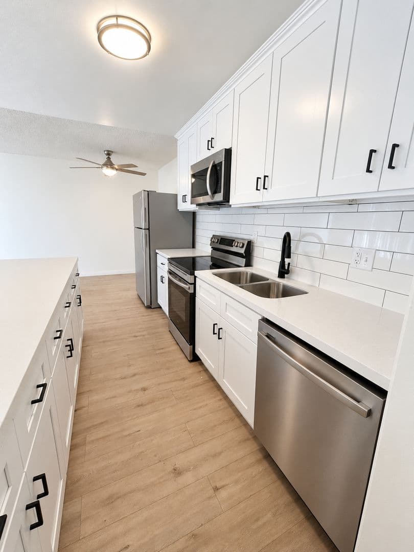 Chatsworth Apartment: 10200 De Soto Ave
