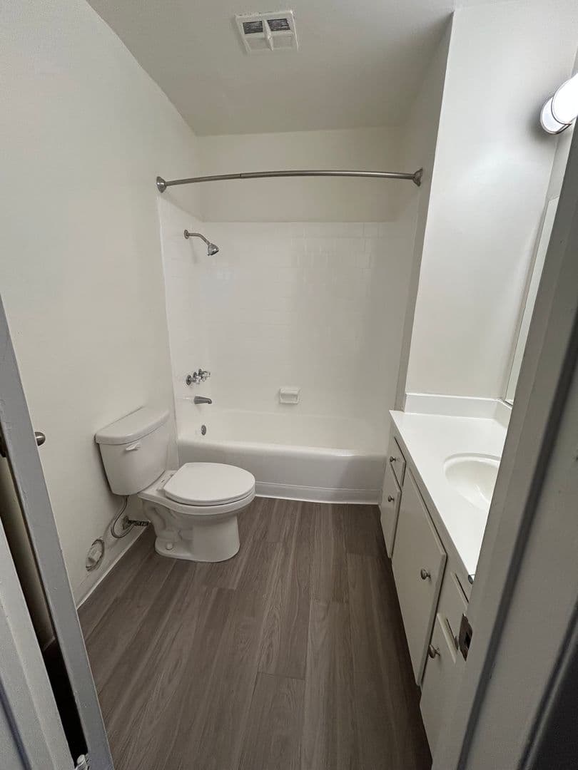 Chatsworth Apartment: 10200 De Soto Ave