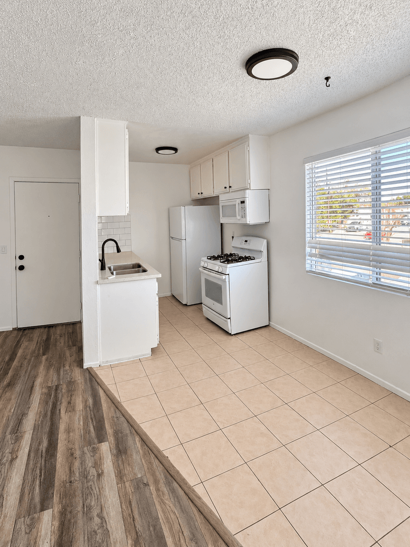 Palmdale Apartment: 550 East Avenue Q-12